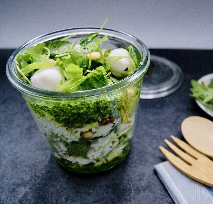 Salade de riz au pesto d’épinards et mozzarella en pot