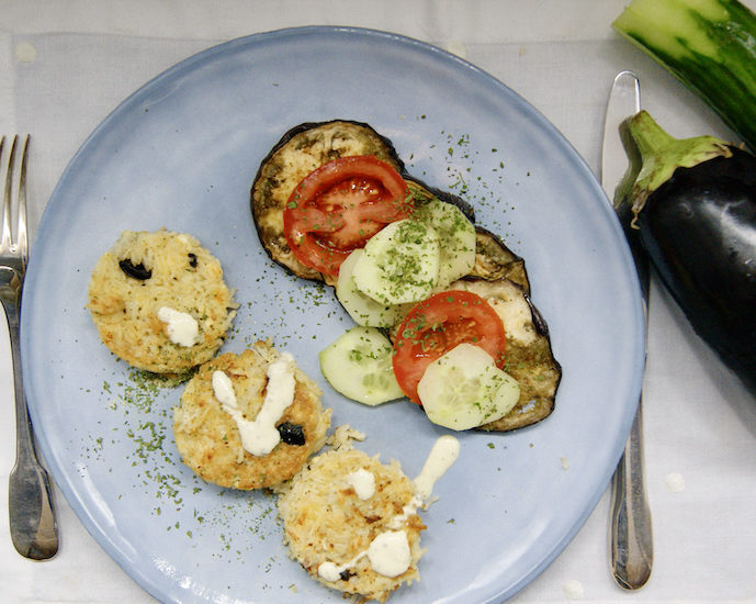 Galettes de riz à la feta, salade de tomates, aubergine et concombre