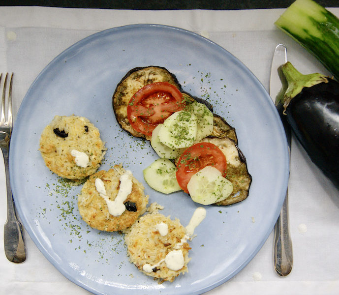 Galettes de riz à la feta, salade de tomates, aubergine et concombre
