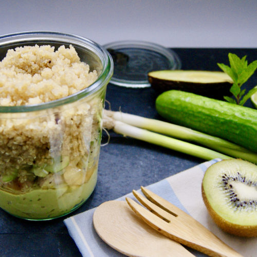 Salade de poulet, quinoa et mayonnaise aux avocats en pot