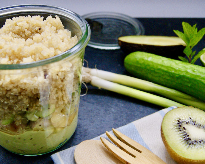 Salade de poulet, quinoa et mayonnaise aux avocats en pot