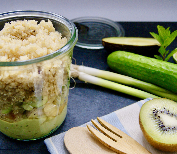 Salade de poulet, quinoa et mayonnaise aux avocats en pot