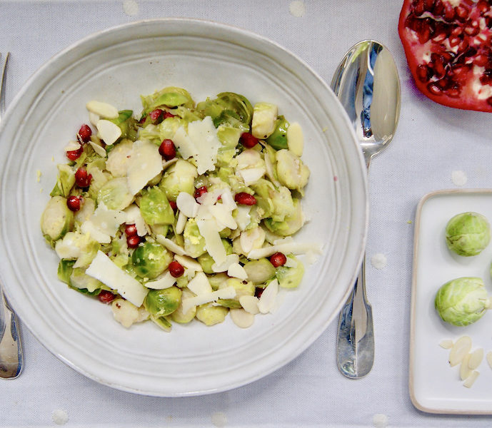 Salade tiède de choux de Bruxelles, grenade et amandes