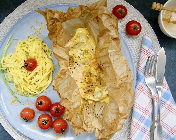 Papillote de saumon au miel, curry et gingembre