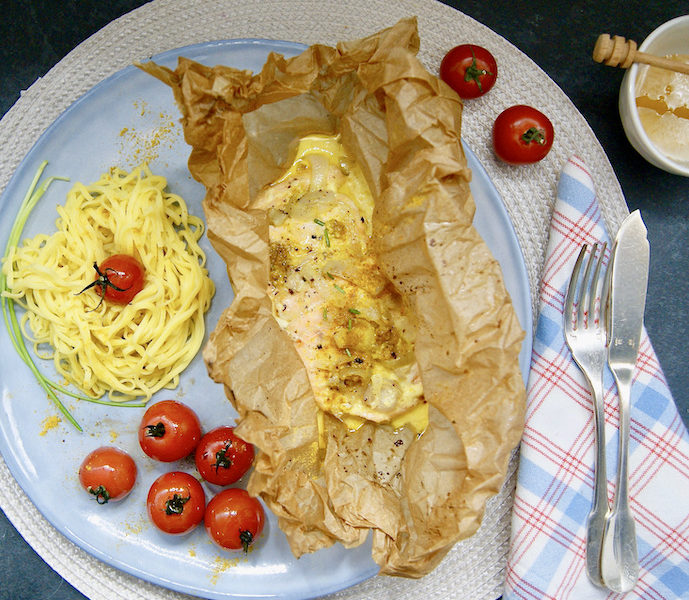 Papillote de saumon au miel, curry et gingembre