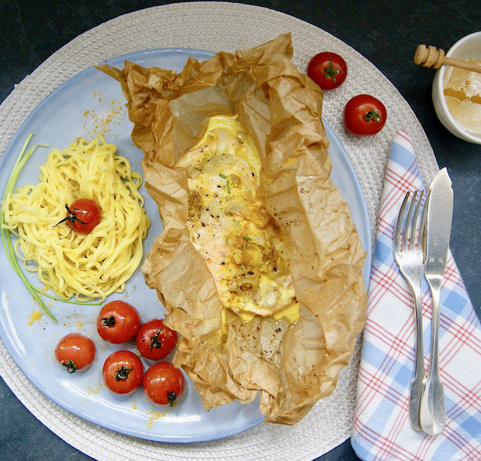 Papillote de saumon au miel, curry et gingembre