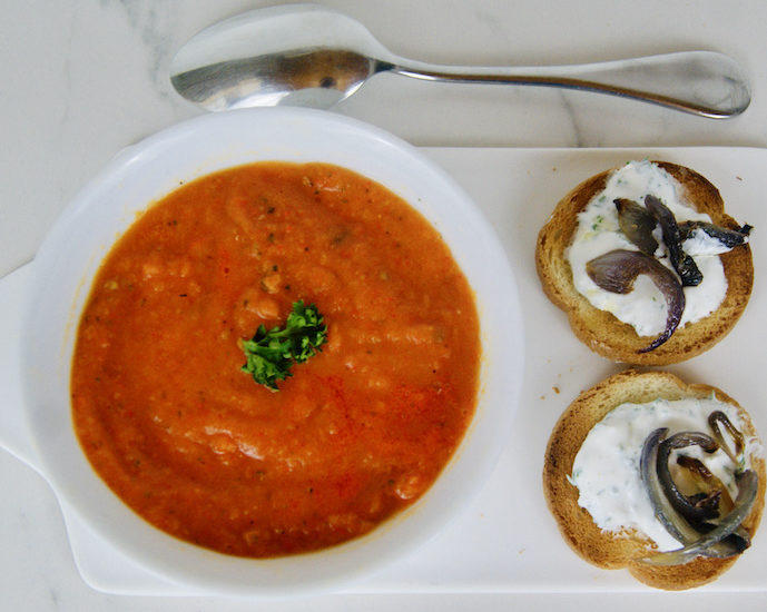 Velouté aux poivrons rôtis et toasts au chèvre