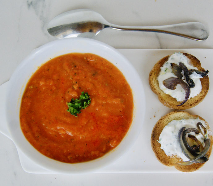 Velouté aux poivrons rôtis et toasts au chèvre