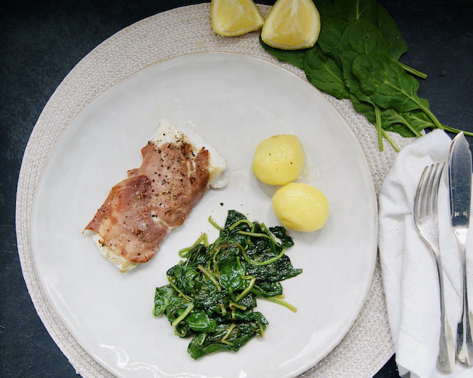Cabillaud au prosciutto et épinards sautés au citron