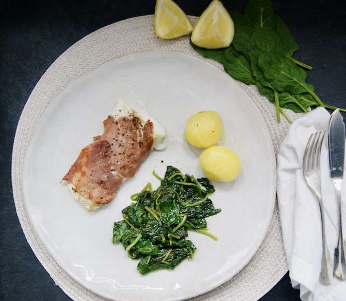 Cabillaud au prosciutto et épinards sautés au citron