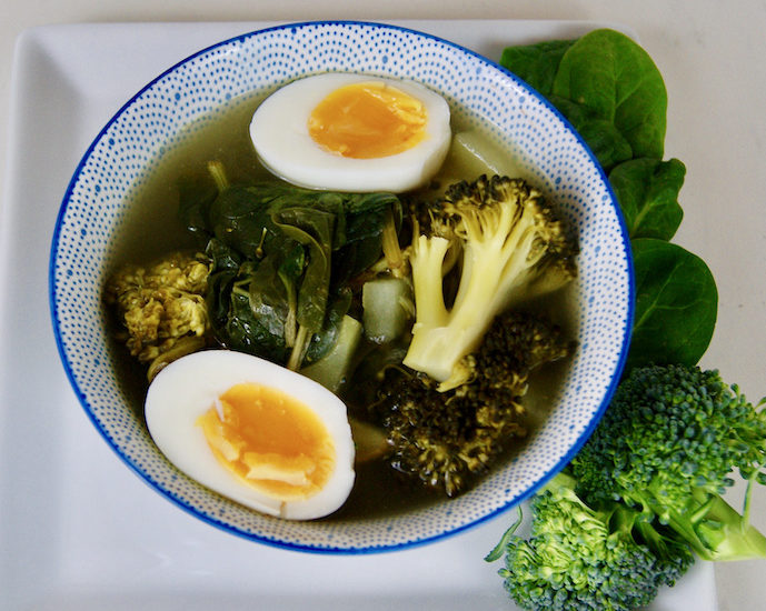 Bouillon au brocoli, épinards et gingembre