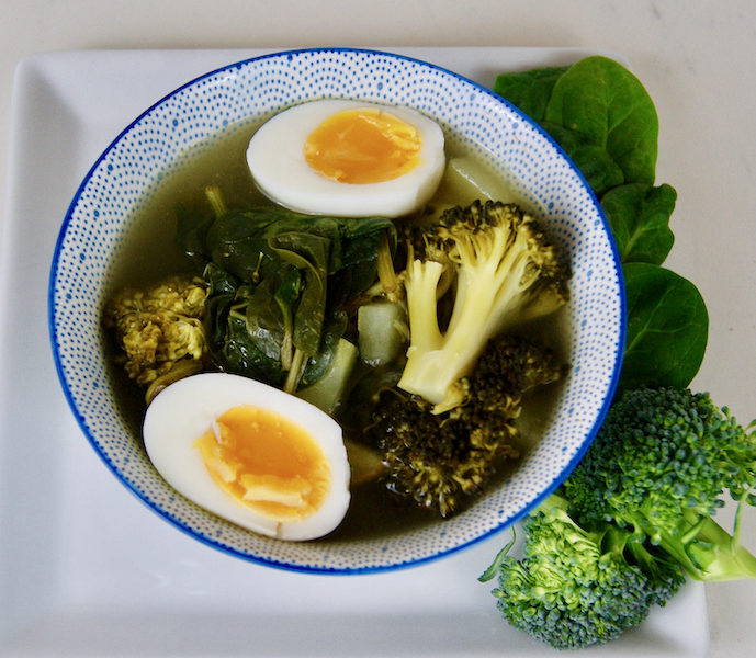 Bouillon au brocoli, épinards et gingembre