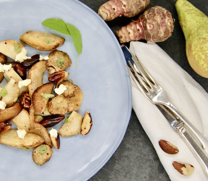 Salade de topinambours, poires, chèvre et noix du Brésil