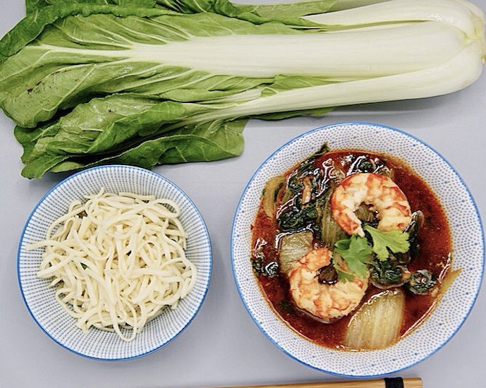 Wok de crevettes thaïes, pak choy et nouilles