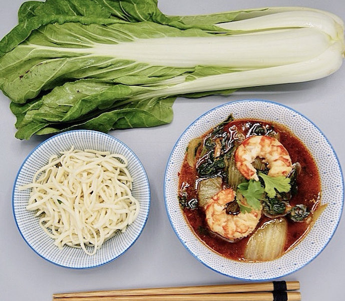 Wok de crevettes thaïes, pak choy et nouilles