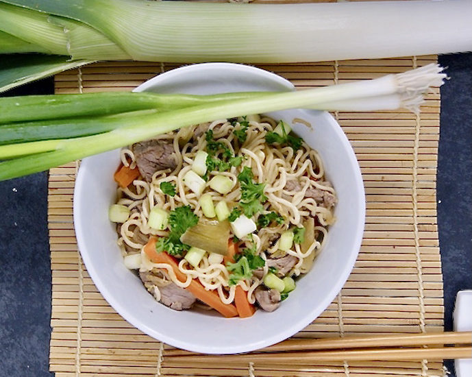 Wok de boeuf aux poireaux, carottes et jeunes oignons
