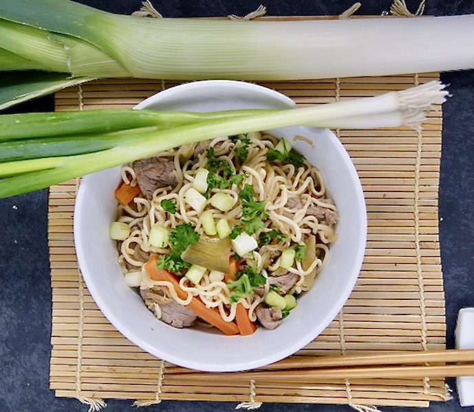Wok de boeuf aux poireaux, carottes et jeunes oignons