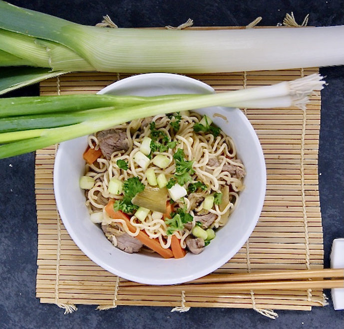 Wok de boeuf aux poireaux, carottes et jeunes oignons