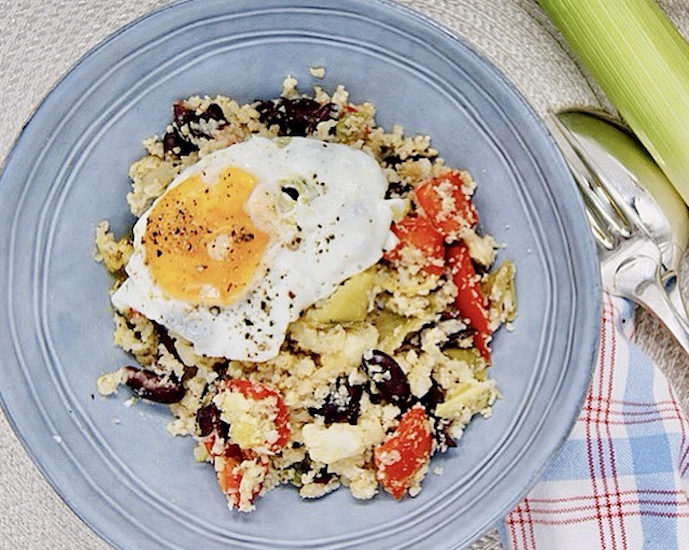 Riz de chou-fleur et oeuf poêlé