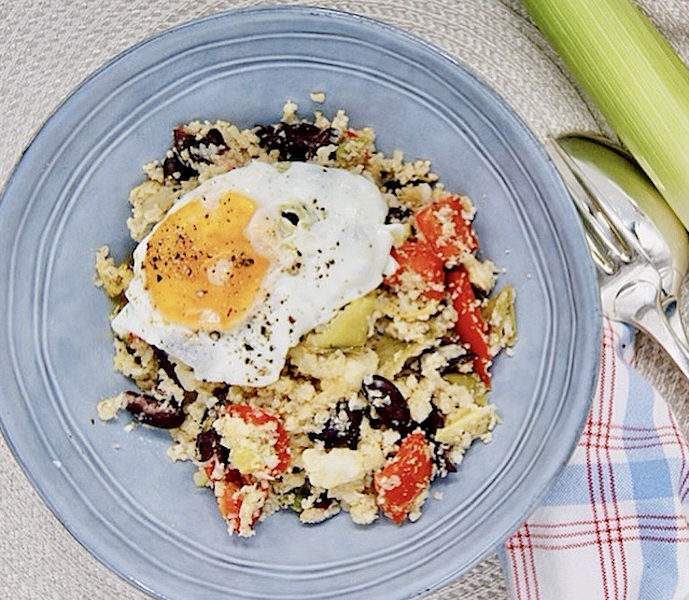 Riz de chou-fleur et oeuf poêlé