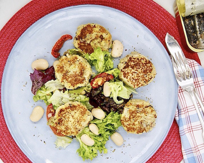 Croquettes de sardines et salade d’haricots blancs aux tomates