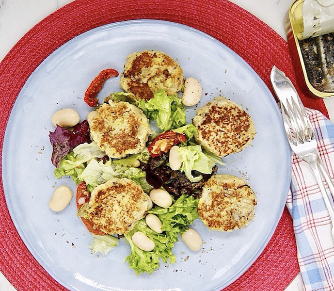 Croquettes de sardines et salade d’haricots blancs aux tomates