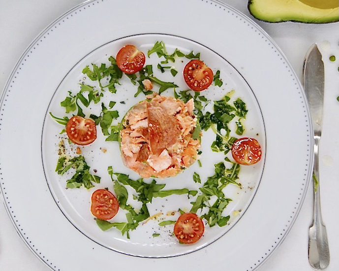 Saumon poêlé, purée de petits pois à l’avocat et chips de pancetta