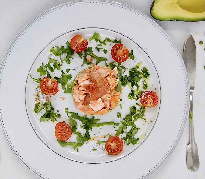Saumon poêlé, purée de petits pois à l’avocat et chips de pancetta