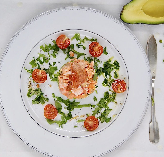 Saumon poêlé, purée de petits pois à l’avocat et chips de pancetta