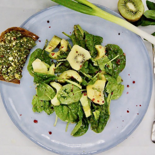 Salade d’épinards, kiwis, avocats et toast au pesto de basilic