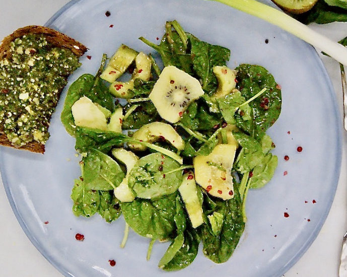 Salade d’épinards, kiwis, avocats et toast au pesto de basilic