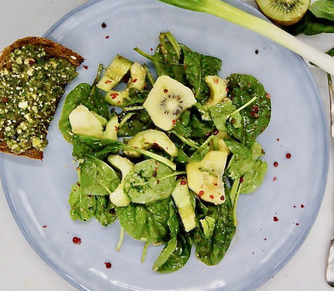 Salade d’épinards, kiwis, avocats et toast au pesto de basilic
