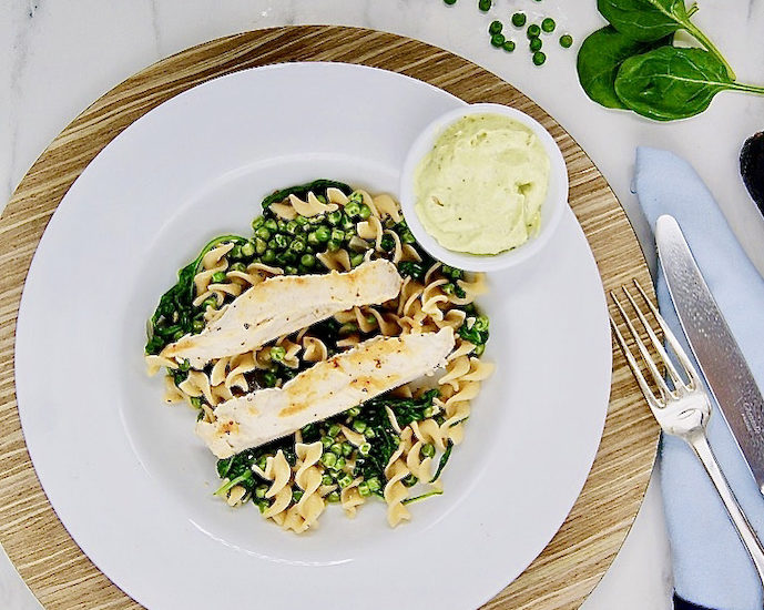 Aiguillettes de poulet, pâtes aux épinards et petits pois
