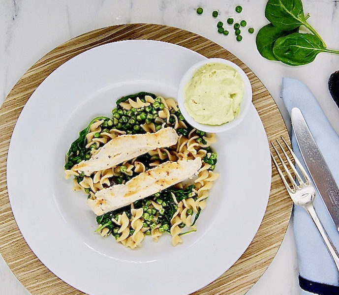Aiguillettes de poulet, pâtes aux épinards et petits pois