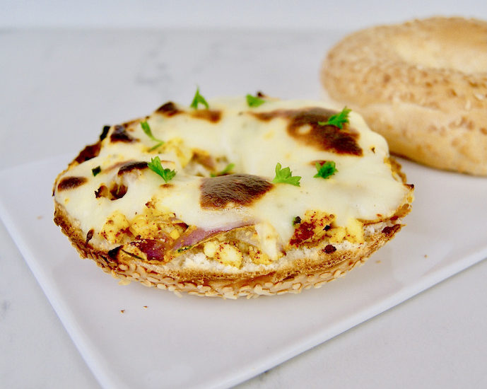 Bagel à l’œuf mimosa et sauce au roquefort