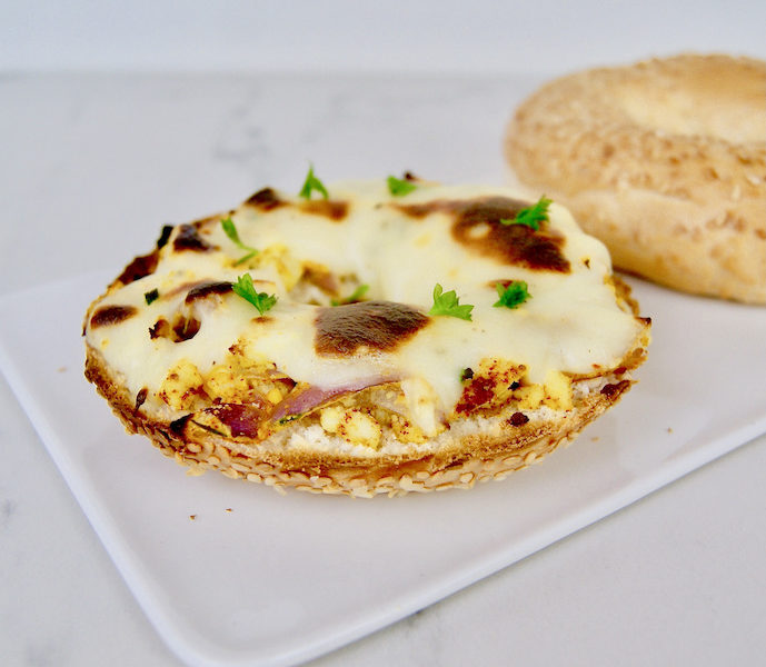 Bagel à l’œuf mimosa et sauce au roquefort