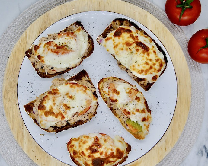 Toasts au thon et aux tomates gratinés
