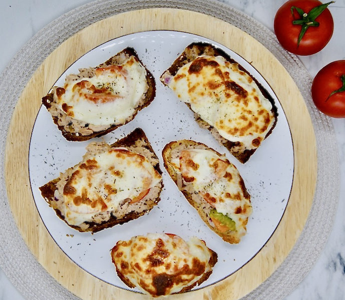 Toasts au thon et aux tomates gratinés