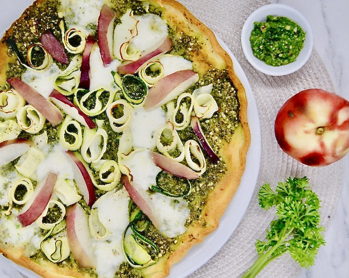 Pizza au pesto, courgette et pêche