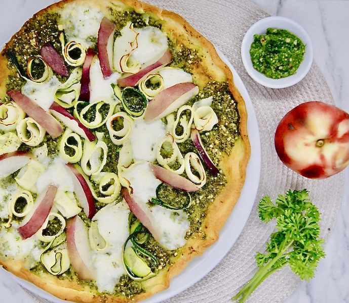 Pizza au pesto, courgette et pêche