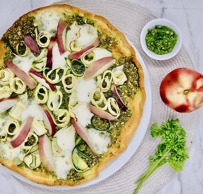 Pizza au pesto, courgette et pêche