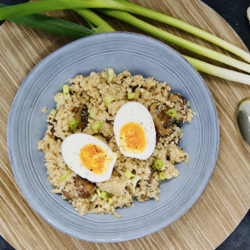 Riz de chou-fleur aux champignons et oeuf mollet