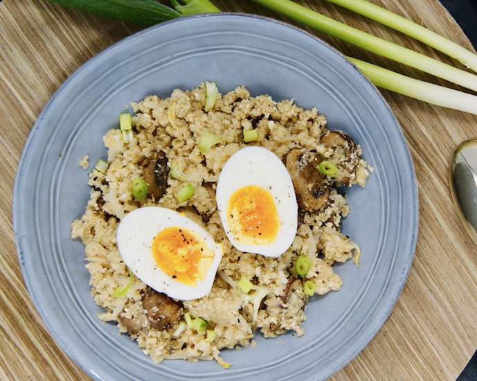 Riz de chou-fleur aux champignons et oeuf mollet
