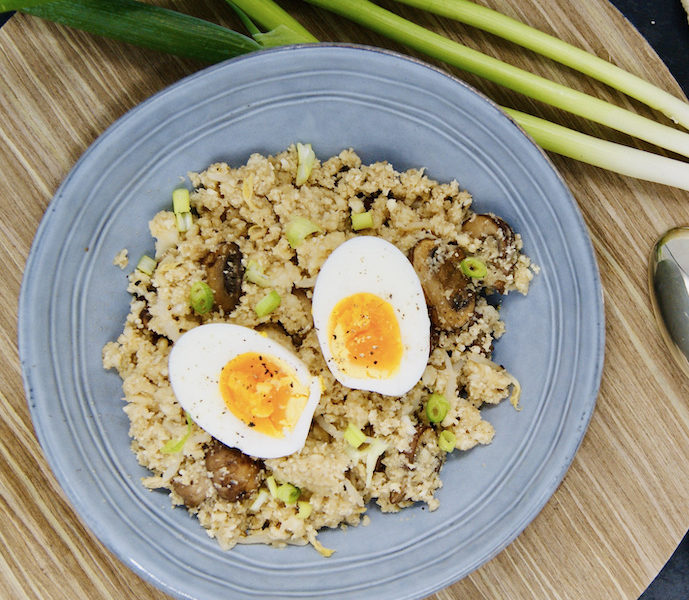 Riz de chou-fleur aux champignons et oeuf mollet