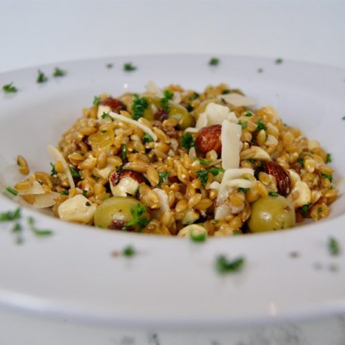 Epeautre aux olives vertes, noisettes et raisins