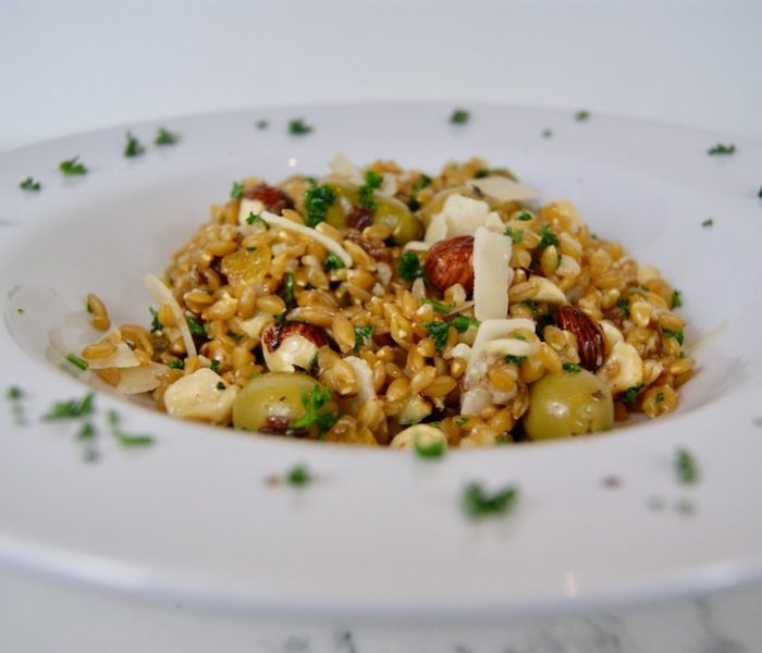 Epeautre aux olives vertes, noisettes et raisins
