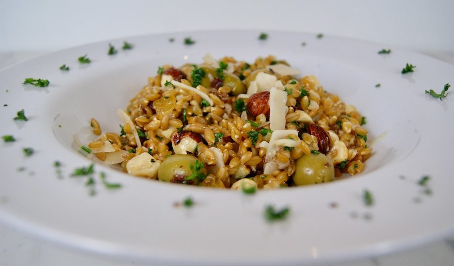 Epeautre aux olives vertes, noisettes et raisins