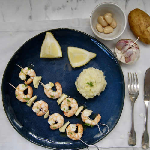 Brochettes de crevettes au persil et à l’ail, purée d’haricots blancs