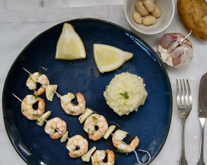 Brochettes de crevettes au persil et à l’ail, purée d’haricots blancs