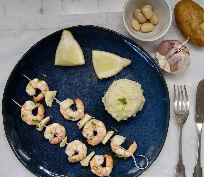 Brochettes de crevettes au persil et à l’ail, purée d’haricots blancs